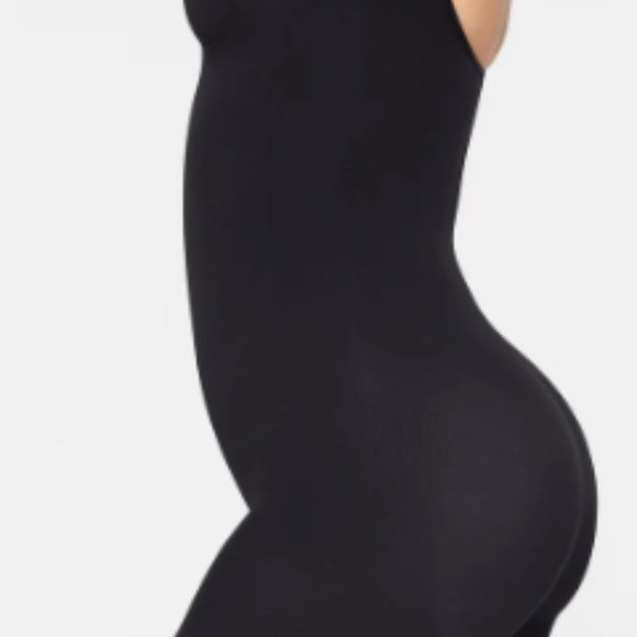 (2266) SKIMS NWT SEAMLESS SCULPT  MID THIGH BODYSUIT - Picture 3 of 4